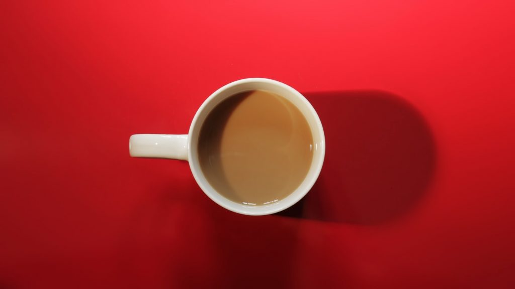 Полезно ли пить чай с молоком